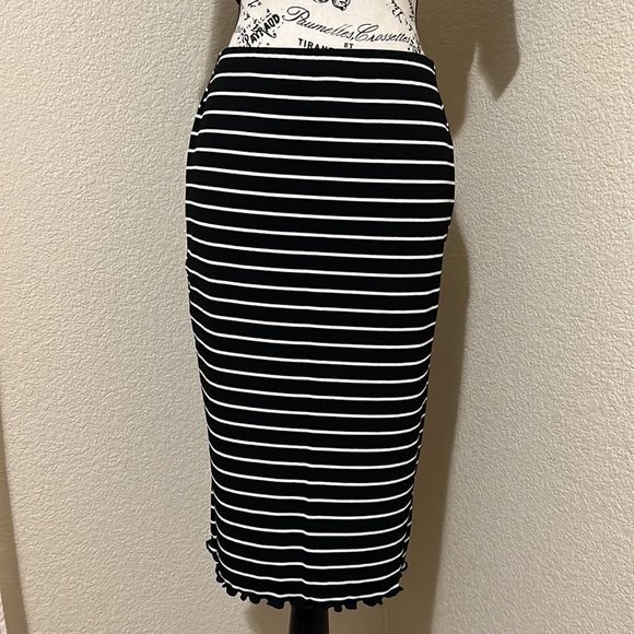 Two Piece Set Pencil Skirt & Boatneck On-Off the shoulder Top - Picture 4 of 7